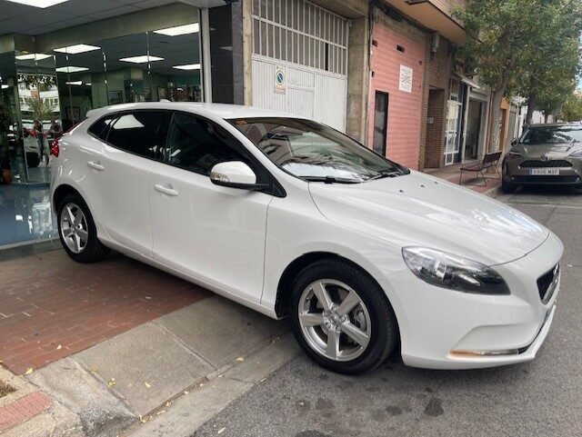 VOLVO V40 2.0 KINETIC