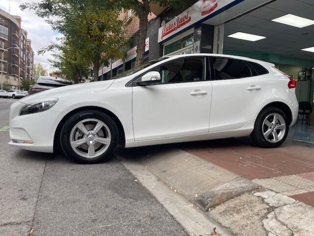 VOLVO V40 2.0 KINETIC